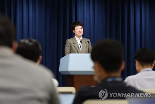 대통령실 홍보수석이 16일 오후 서울 용산 대통령실 청사 브리핑룸에서 이번 주말 발생한 카카오와 네이버 서비스 장애와 관련한 윤석열 대통령 지시사항 등에 대해 브리핑하고 있다.<연합뉴스>